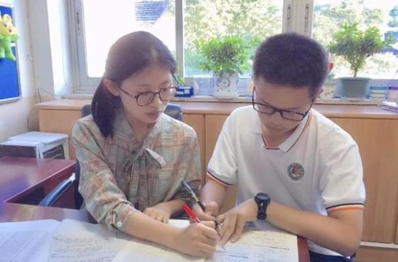 大学生给弟弟有偿补课，被举报变相一对一，评论区家长化身段子手