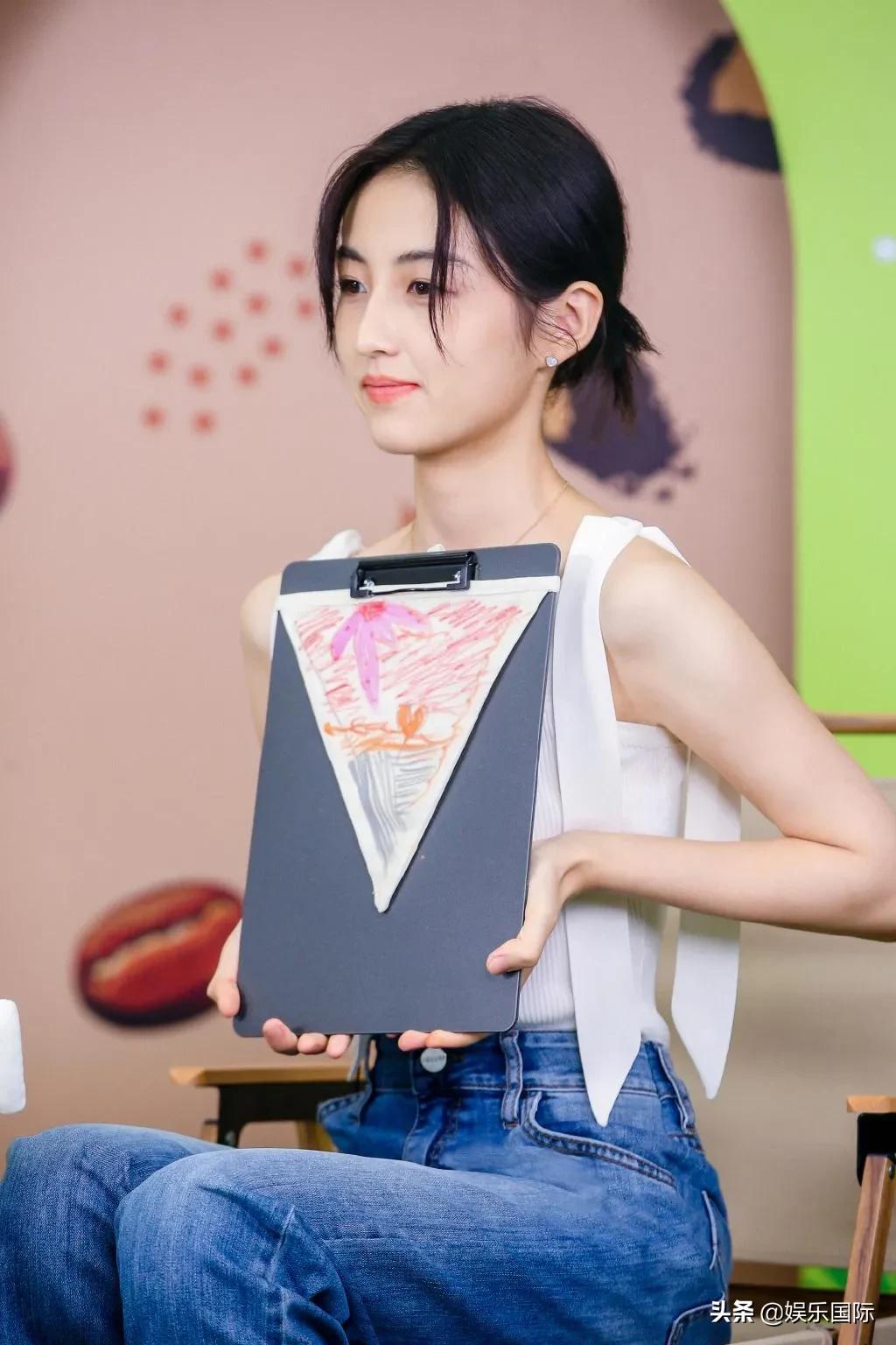 张子枫近照状态好 穿吊带双臂纤细锁骨明显