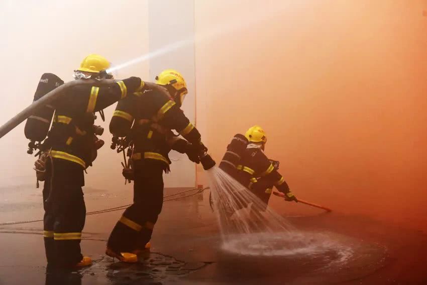 2021年，江西省24岁年轻人和85岁老人拍摄了“婚纱照”。