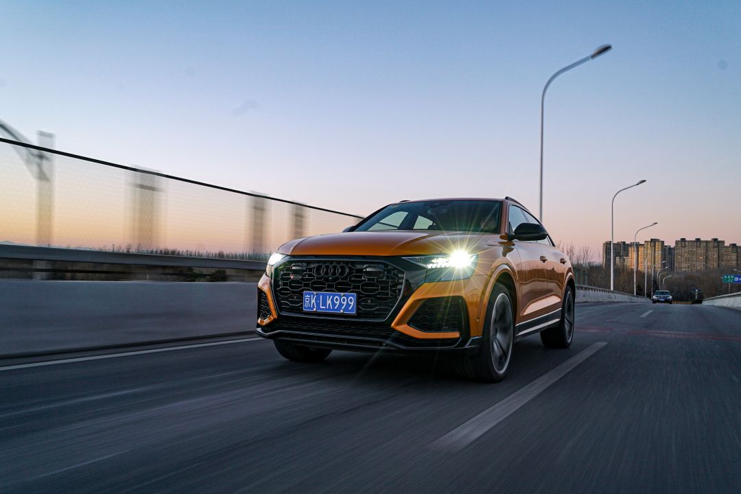 600马力V8加身 外表低调却是纽北最速SUV 奥迪RS Q8试驾与空间测评
