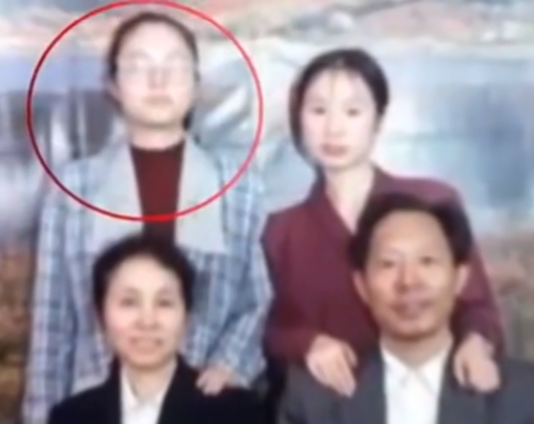 女学生被卖给50岁老光棍，每天睡猪圈遭毒打，父亲为何要原谅凶手