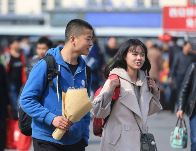 大学女生放假带男友回家，第一天其乐融融，一夜之后却被家长撵走