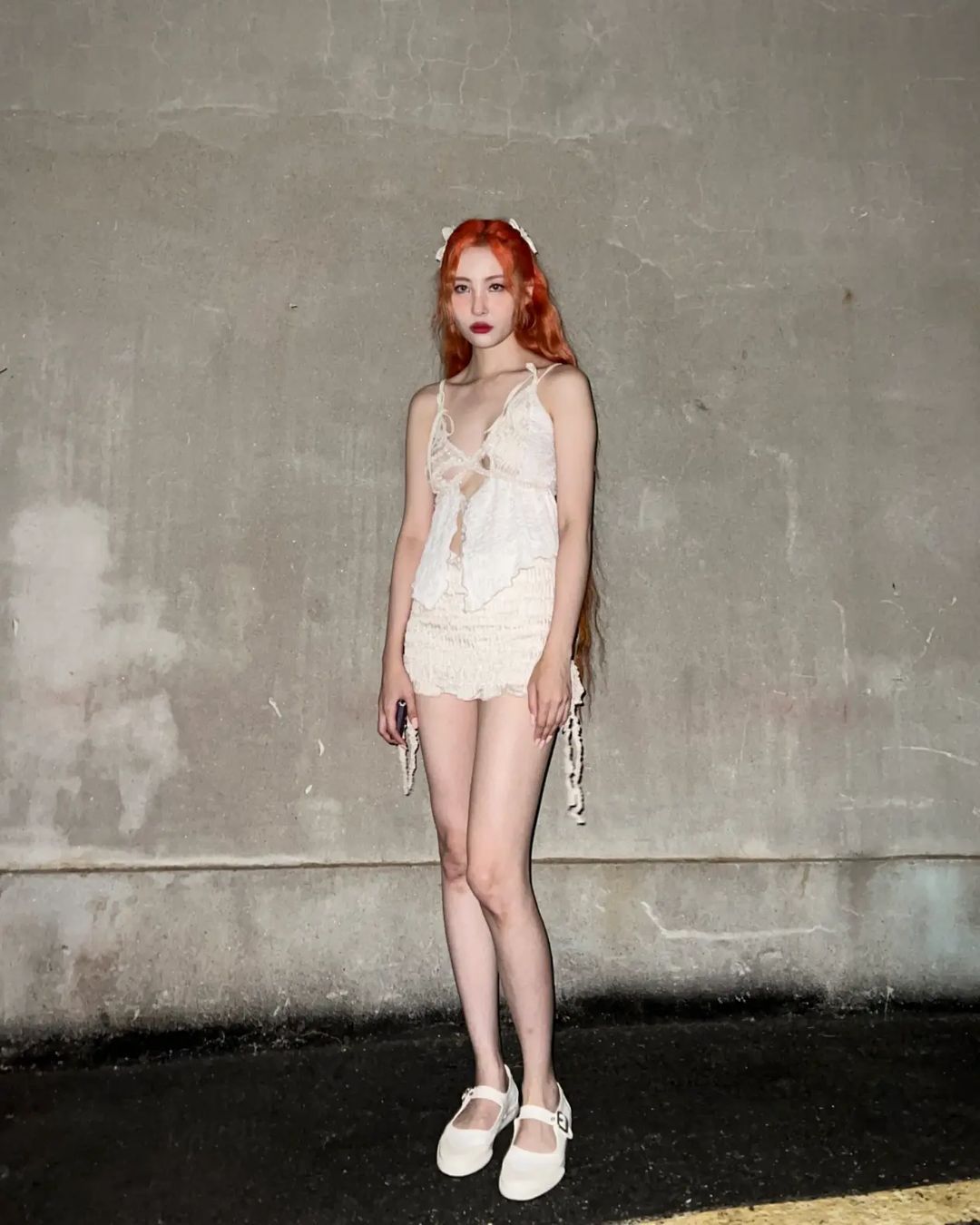 宣美晒美照白皙肌肤修长双腿破格造型展现独特性感魅力