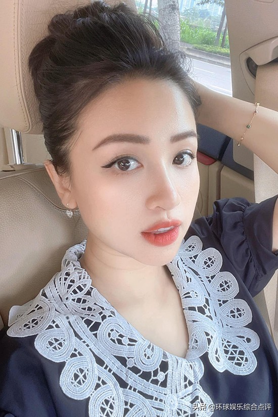 Thuy Diem旅行时穿着粉红色露背吊带裙，美极了