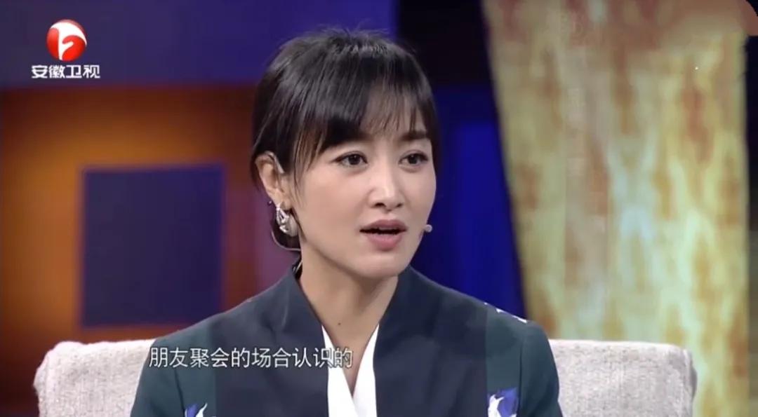 演员赵子琪，聚会时聚来一个老公，两个女儿也幸福