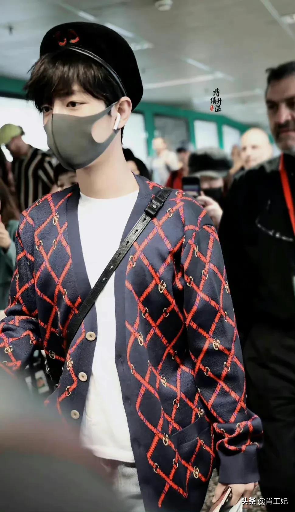 桃桃的一组生图,肖战的眼睛真好看,灵气逼人鲜花与少年绝配