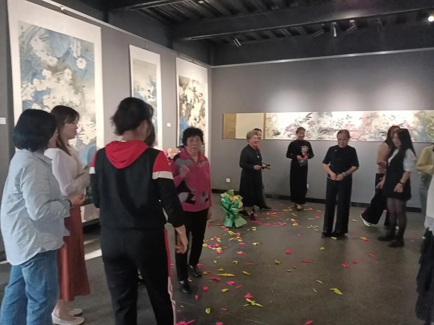 中国人民大学艺术学院欧锦华研修班师生画展今日在源美术馆开幕