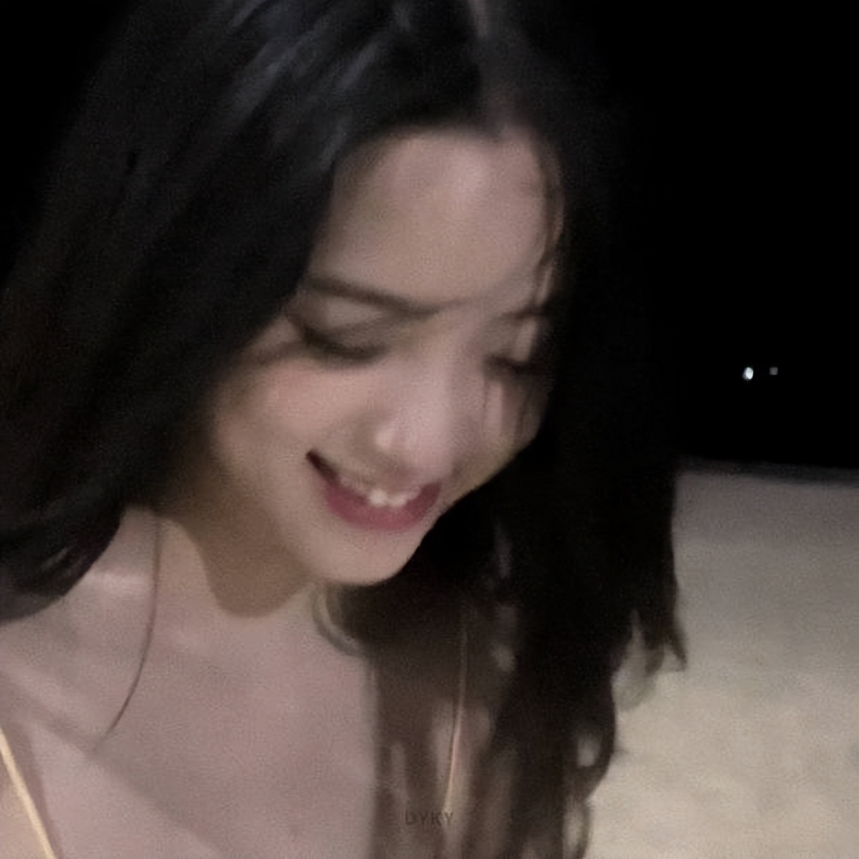 欧阳娜娜身穿吊带海边漫步自拍 明眸皓齿纯欲风满满