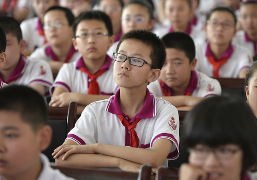 山东农村小学出现“课霸”？学生直接躺在地上睡觉，老师拿他没法