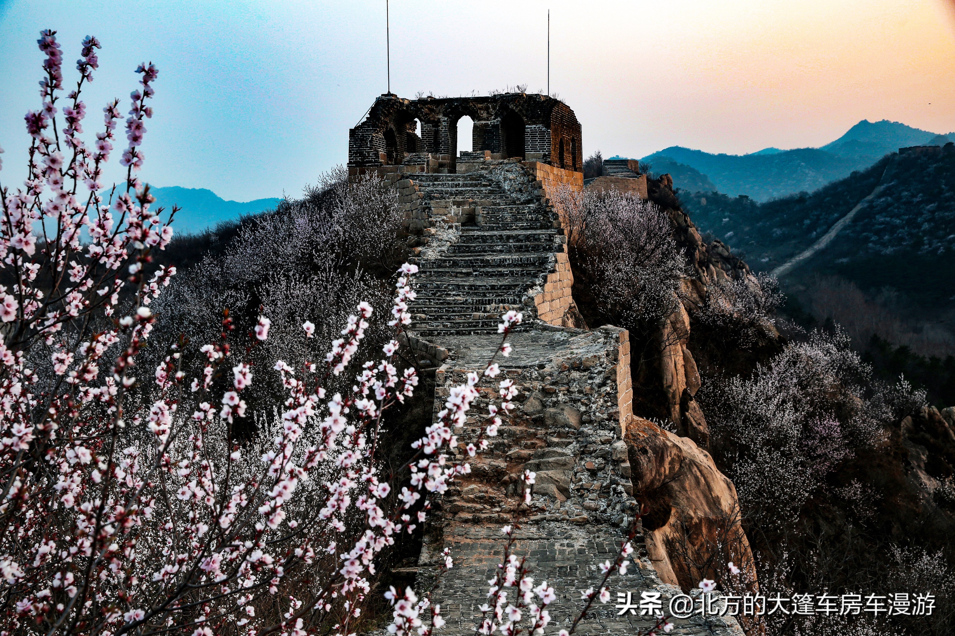 走过北京春天最美的盘山公路去那山桃花盛开的地方——龙泉峪长城