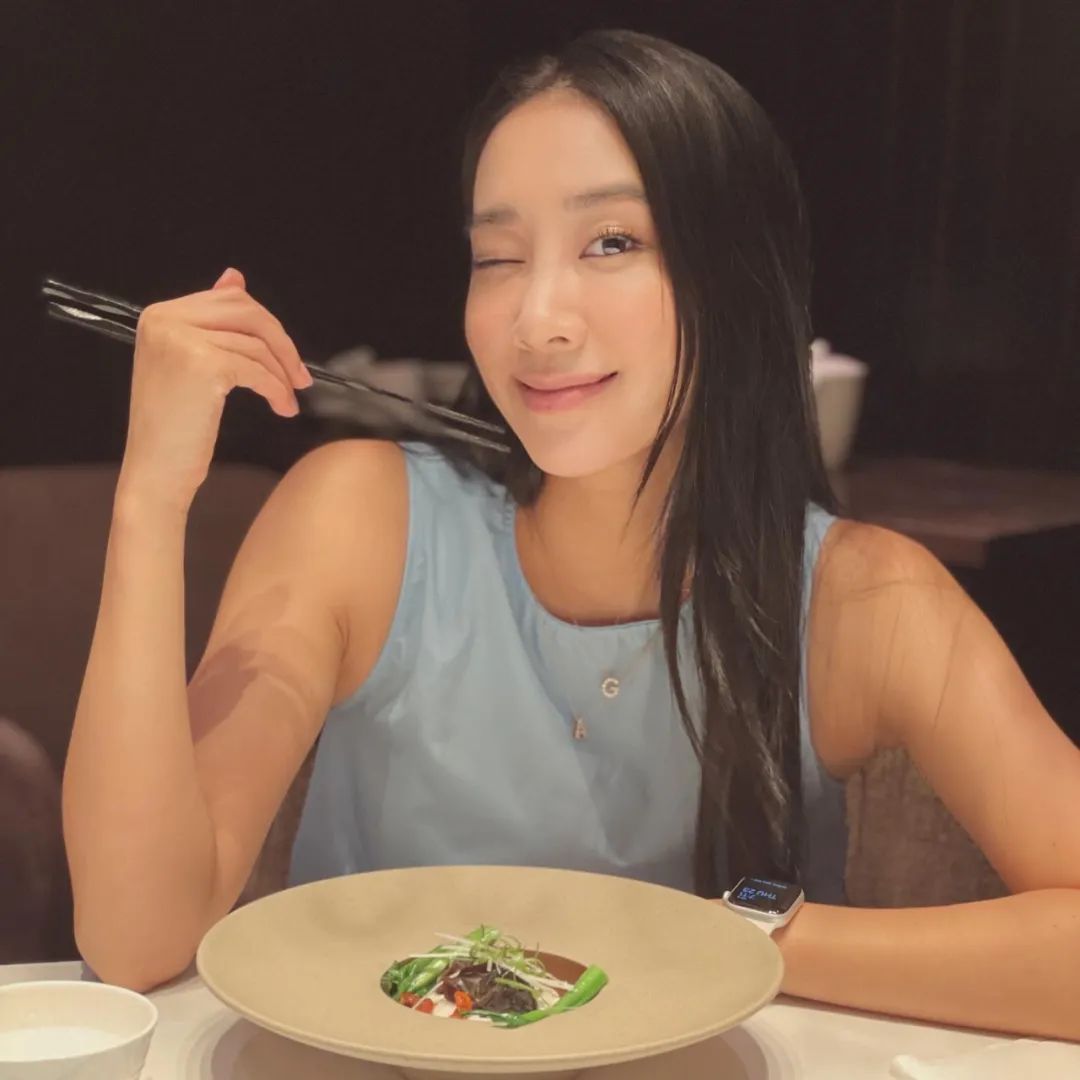 35岁歌手官宣三胎！巅峰期闪婚嫁初恋，神仙爱情感动网友：要幸福