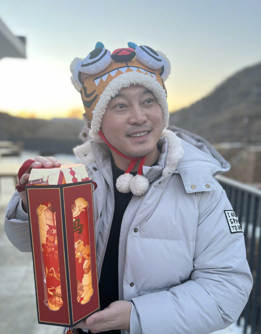 沙溢晒安吉小鱼儿为奶奶庆生，兄弟俩越长越像，胡可婆婆罕见出镜