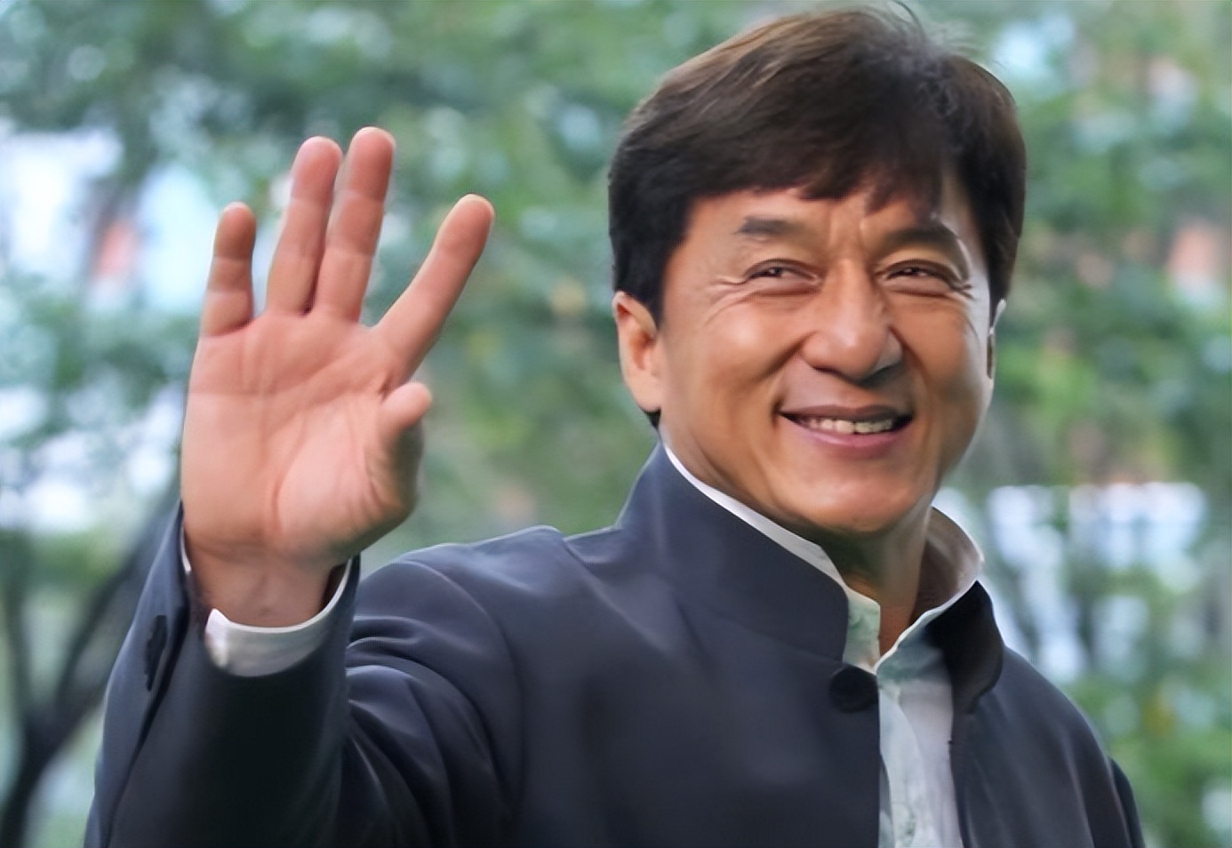 成龙坐直升机去杭州买两千万豪宅,获中国富豪接待,房内还镶黄金