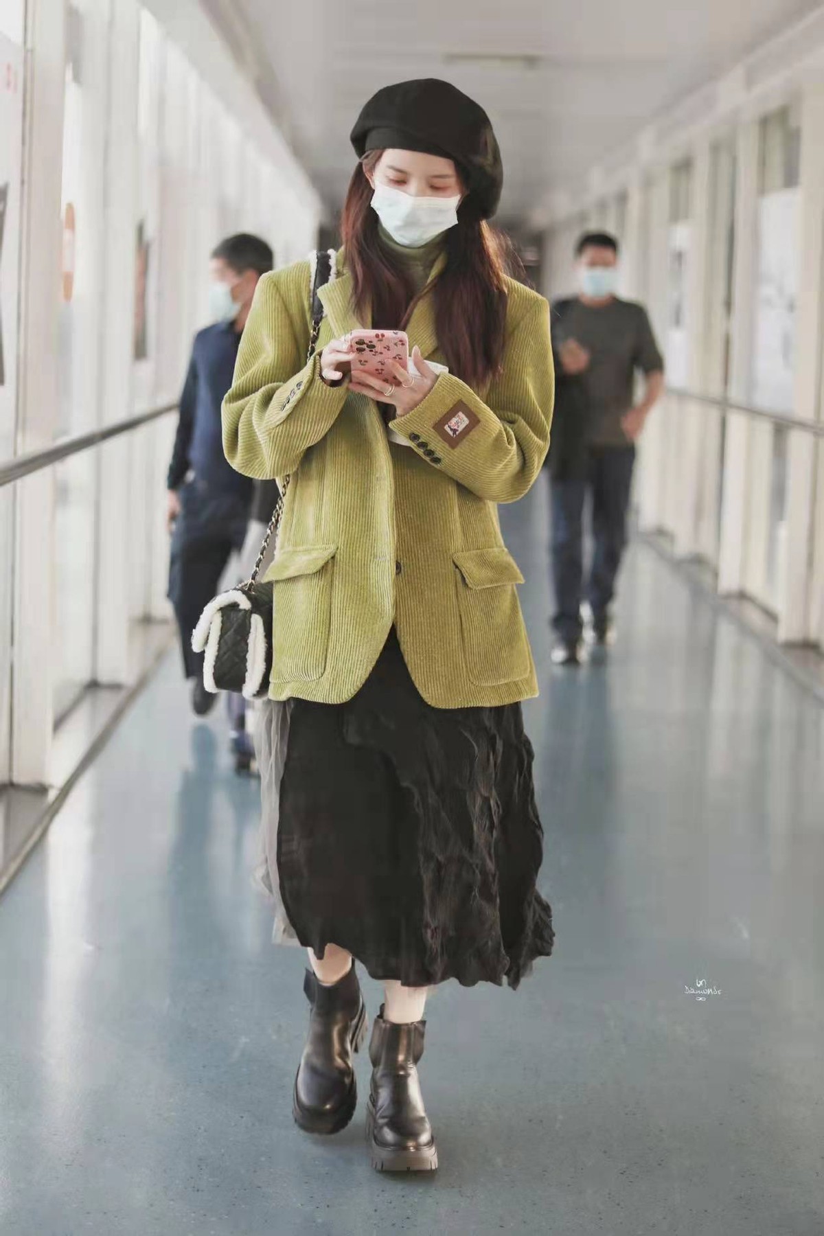 冬天靴子建议穿短不穿长，简单时髦又保暖，大衣长裤随便搭都好看