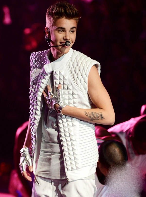 维密秀砸重金请大牌歌手，2012年嘉宾最给力，24岁蕾哈娜开演唱会