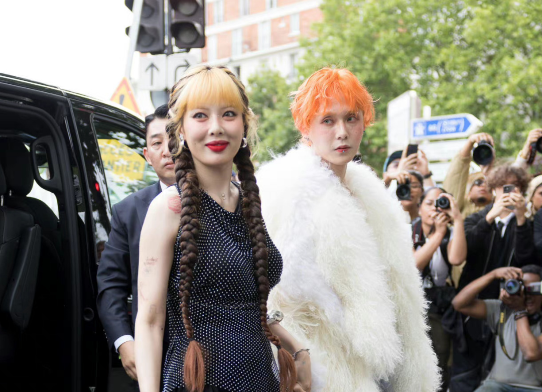 韩星出席时装周：泫雅男友辣眼，权志龙有“姨味”，朴宝剑头发油