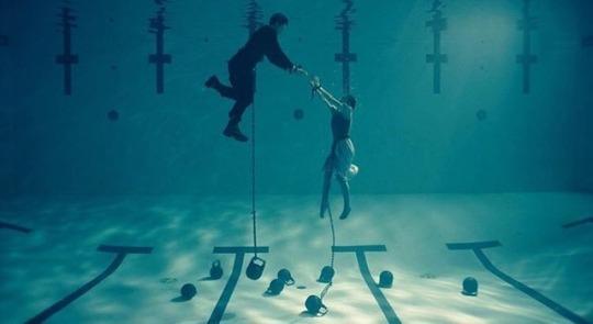 好莱坞美少女爆红！金发碧眼身材火辣，却被骂丑直播爆哭？