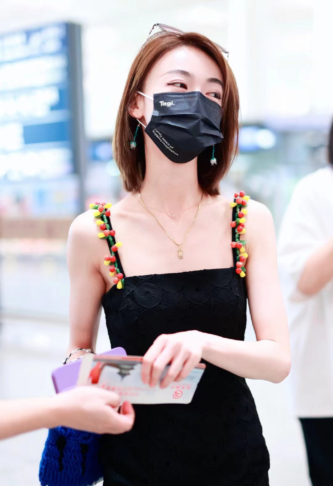 吴谨言黑色吊带连衣裙穿出多彩青春范儿，精致时尚，充满夏季氛围