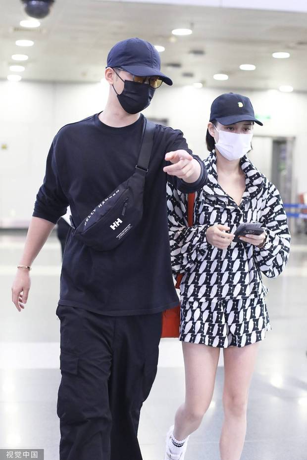 窦骁何超莲现身首都机场 两人十指紧扣甜蜜恩爱
