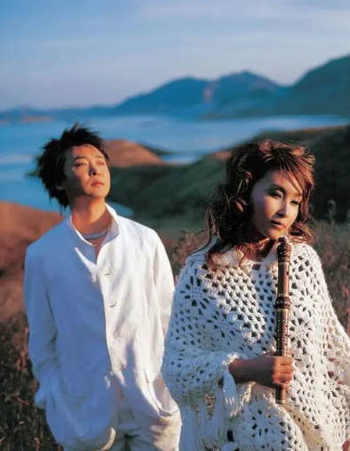 歌坛伉俪冯晓泉与曾格格：“421家庭”的幸福与烦恼