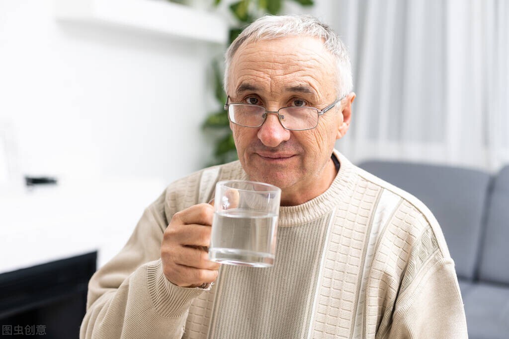 喝水越多，傷腎越深？ 醫生提醒：正確飲水可養腎，你喝對了嗎