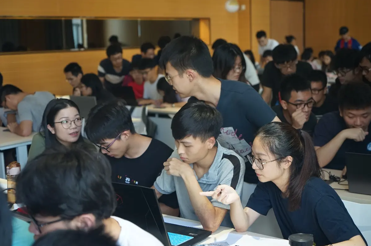 大学生的坏消息，五一或将只能休息1天，部分高校已经下发通知