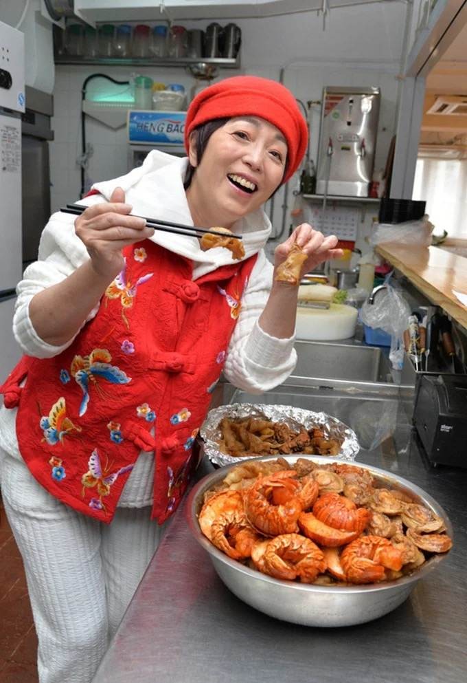 苑琼丹罕见露面，定制紫荆花贵妇旗袍，与老公两地分隔已1年