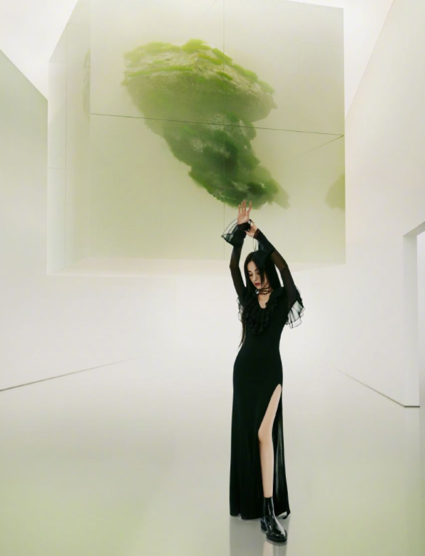 29岁娜扎秀美背太性感！后背仅用一根细带绑住，胸口直接镂空一块