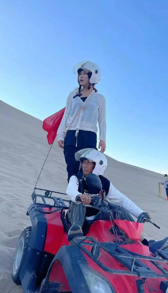 贫民窟女孩创业6年身价过亿，关掉公司陪七旬养父全国游，炒作？