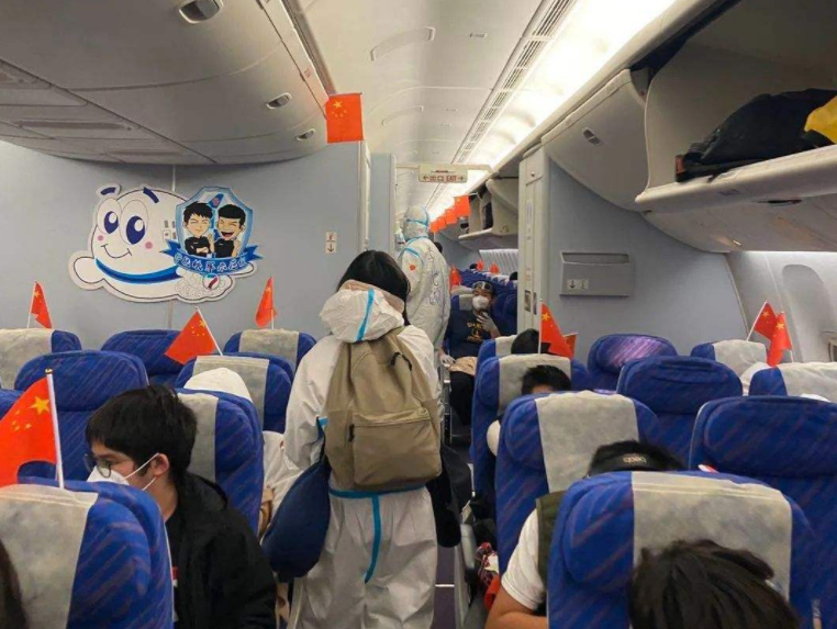 低龄留学备受争议，国外教育就更好吗，某家长直言“你们是仇富”