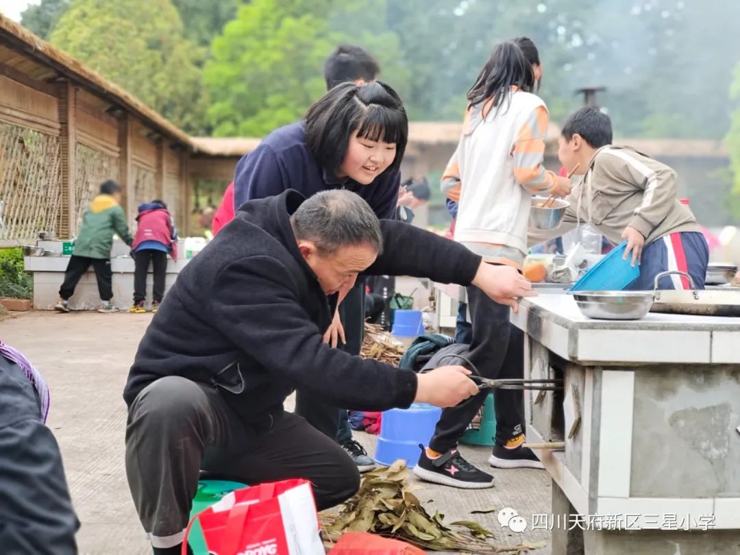 四川天府新区三星小学把劳动教育融入到餐厨实践中