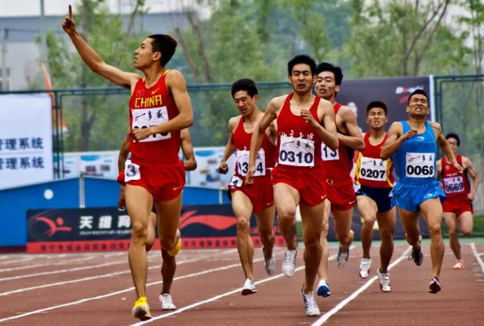 大学生运动会，女生5000米跑累到虚脱，而结局令人感动更值得钦佩