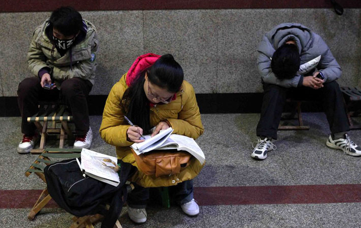 大学生毕业后“啃老”，父母无奈：早知道如此，就不供他上大学了