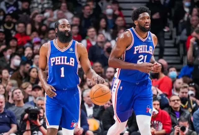 NBA2021冠军(25位解说预测21-22赛季NBA总冠军：15人选择同一队，没有76人篮网)