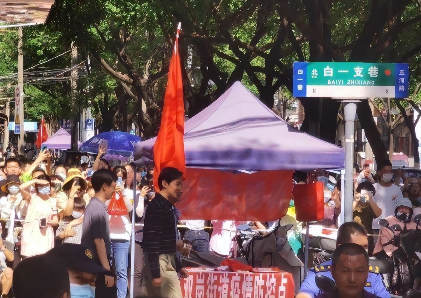 胡歌新戏路透曝光！三七分配条纹衫，身姿挺拔老干部范十足