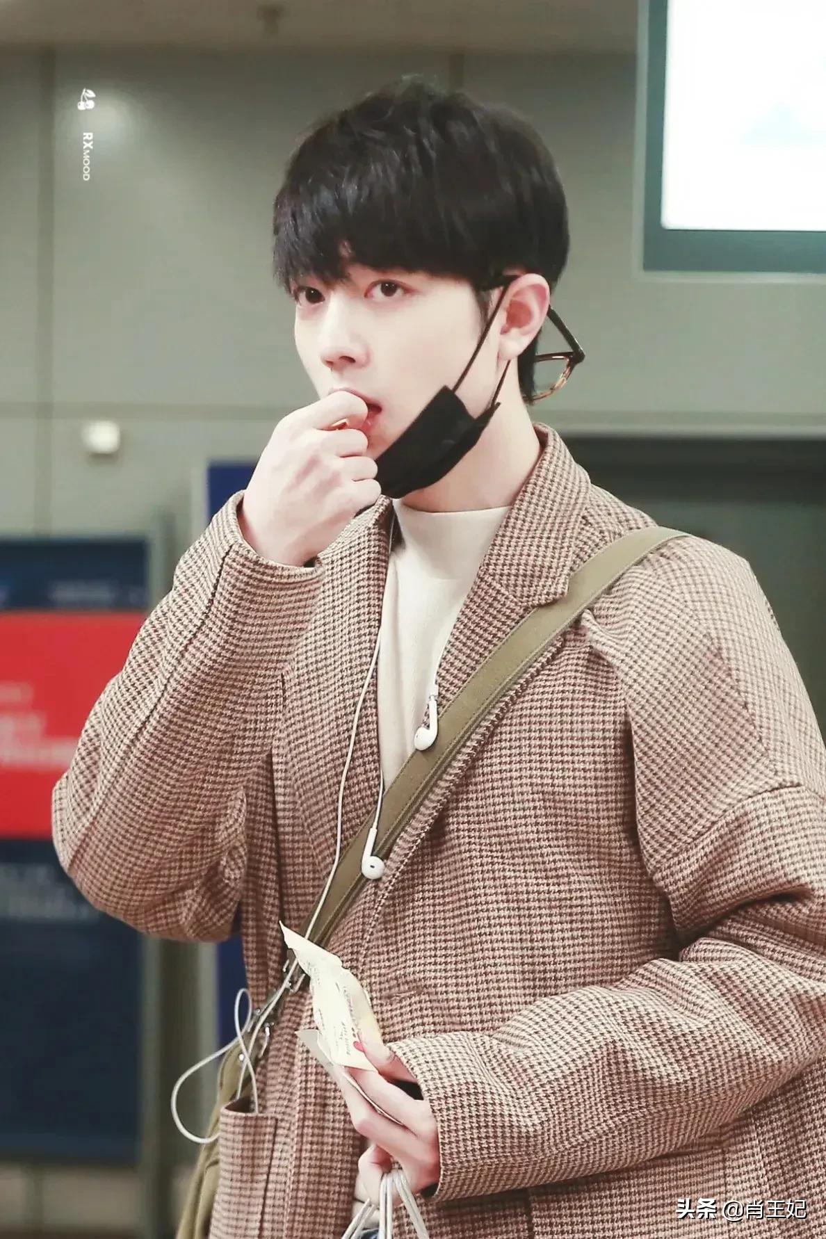 桃桃的一组生图,肖战的眼睛真好看,灵气逼人鲜花与少年绝配