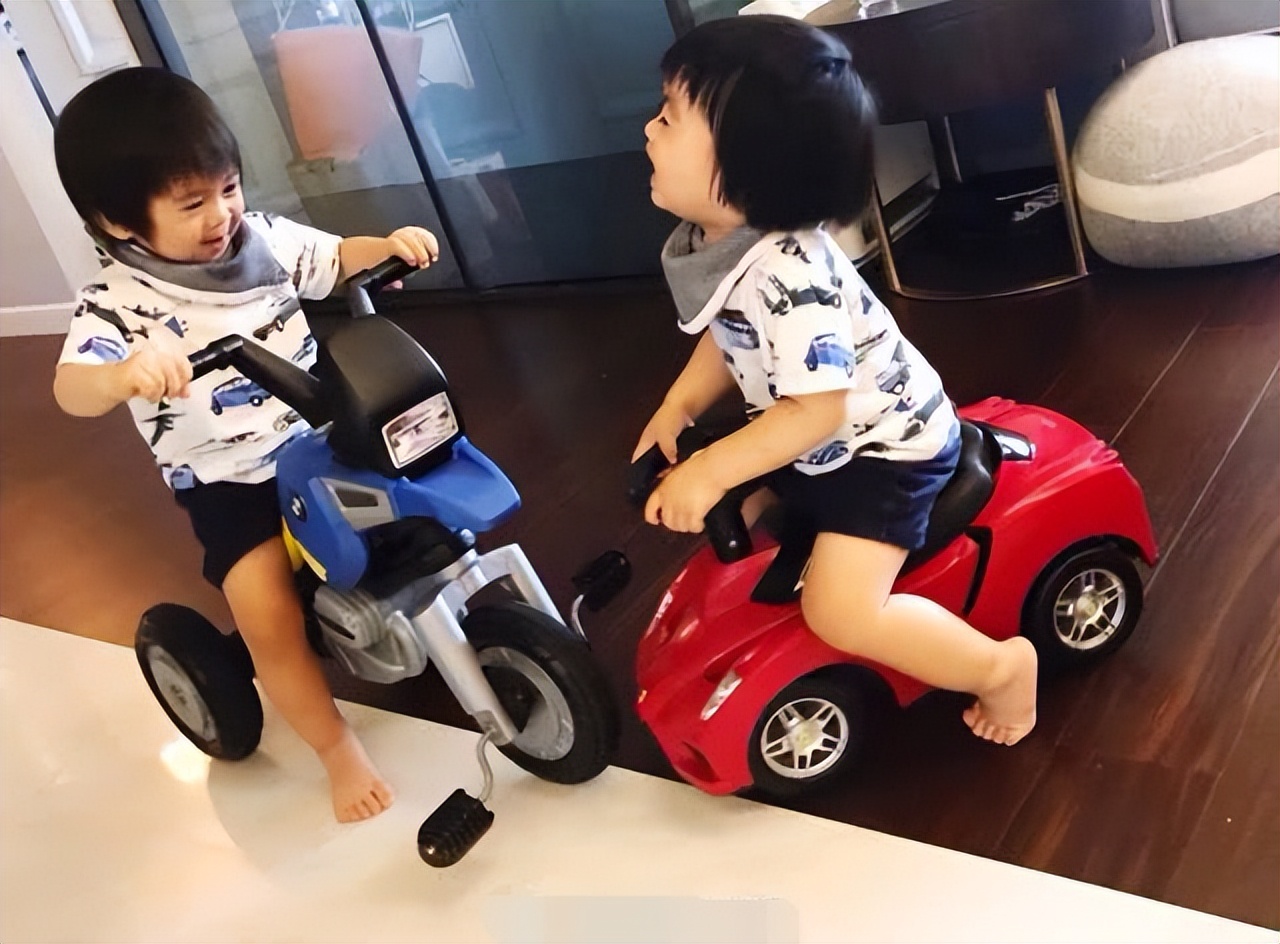 林志颖赛车事业后继有人，连续3天陪儿子练车，罕见与妻子秀恩爱