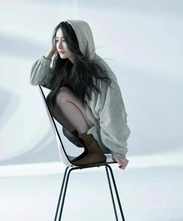 杨幂双尾麻花辫少女风—清新装扮，青春靓丽，俏皮灵动