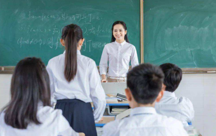 教师招聘门槛提高，学历标准严格明确，有些学生毕业即失业