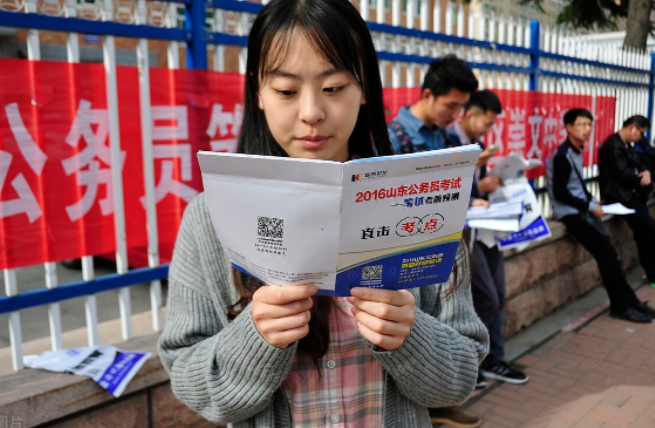 公务员考试不易，文科生却成“小能手”，这4个专业更能轻松上岸