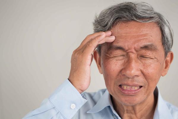 经常无意中咬到自己舌头？医生：别大意，或是这4种疾病导致的