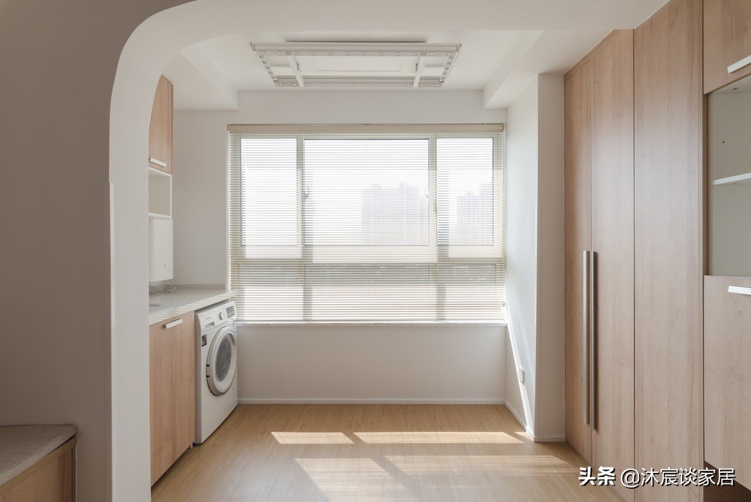 虽说她家不大，但制作通长型卡座，美观又实用，是小户型装修典范