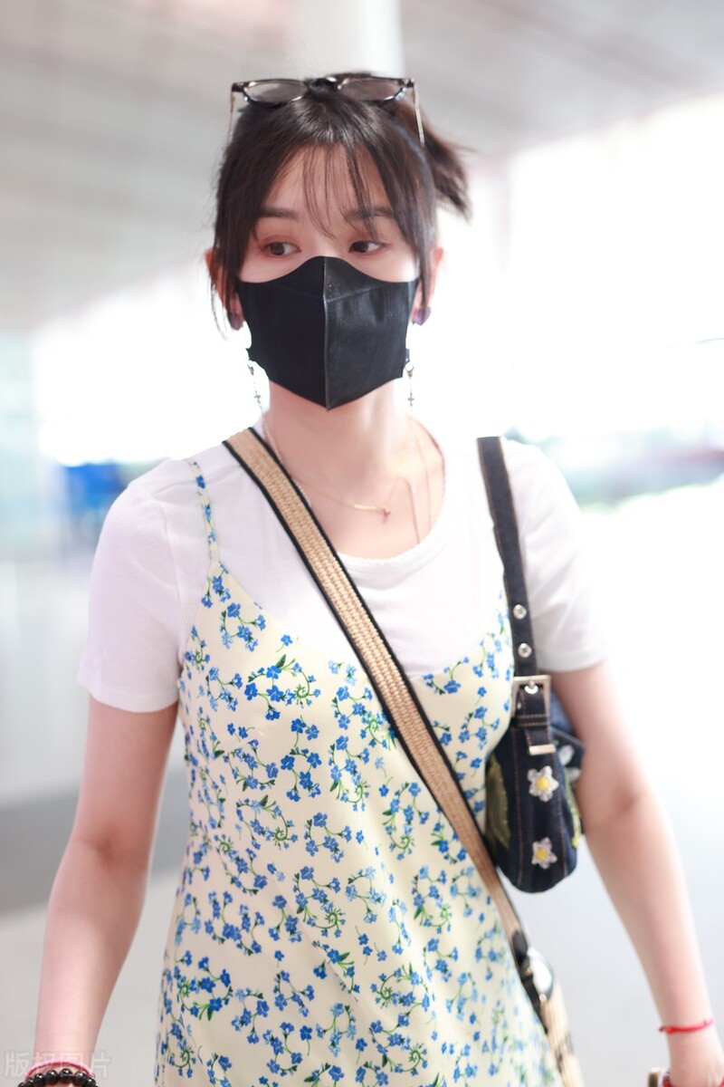 宋祖儿现身北京机场白TEE吊带牛仔混搭元气满满