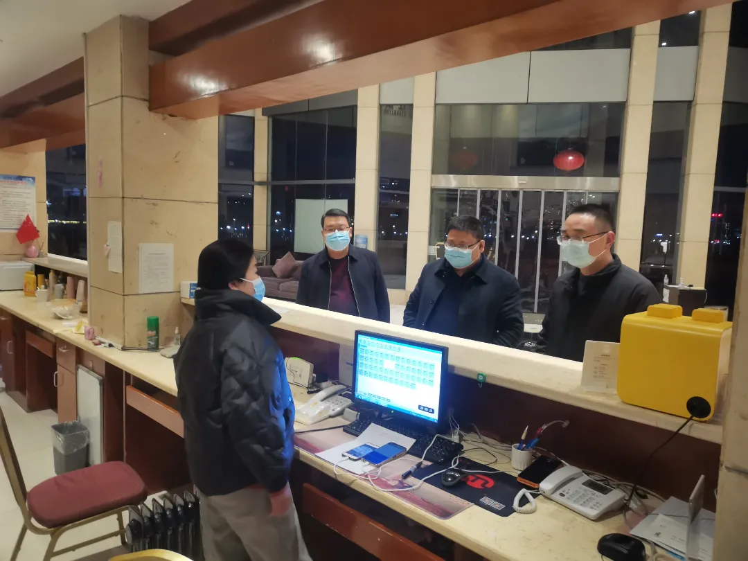 石泉县纪委监委突击暗访：坚决筑牢疫情防控安全防线
