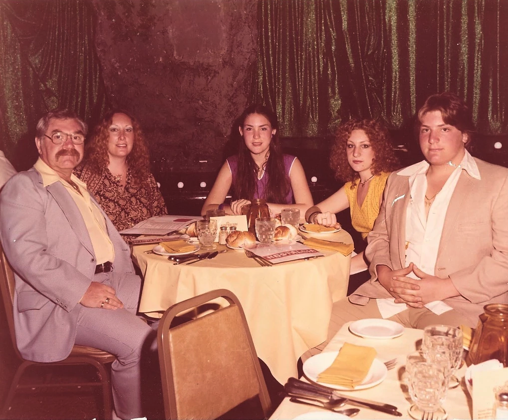 10岁被逼阅遍成人片，参加迷乱派对！美国千金童年惊掉网友下巴