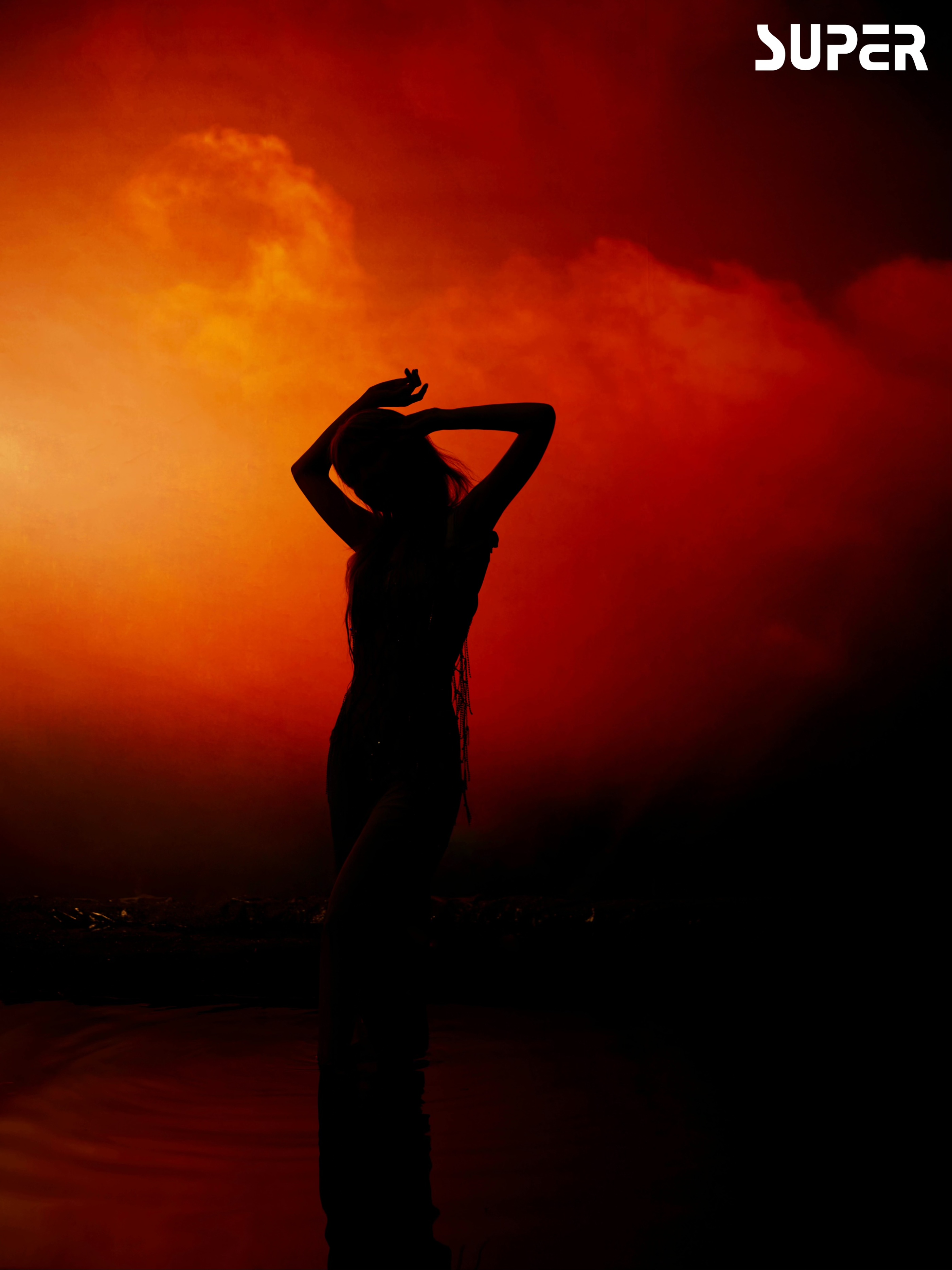 周扬青身着 ST. JOHN 白色珠链长裙