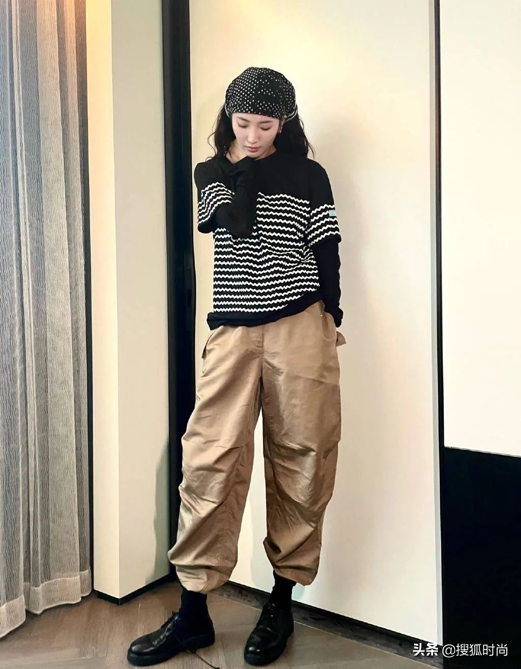 王紫璇《野蔷薇》造型好惊艳，复古卷发又美又飒，甜美帅气两不误