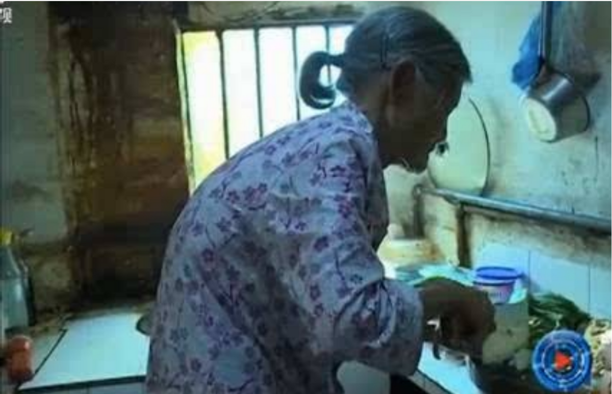 2021年，江西省24岁年轻人和85岁老人拍摄了“婚纱照”。