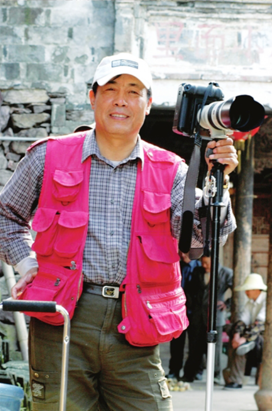 冯恩鹤：做了12年宝爸，《潜伏》让他大火，74岁的他现状怎样？