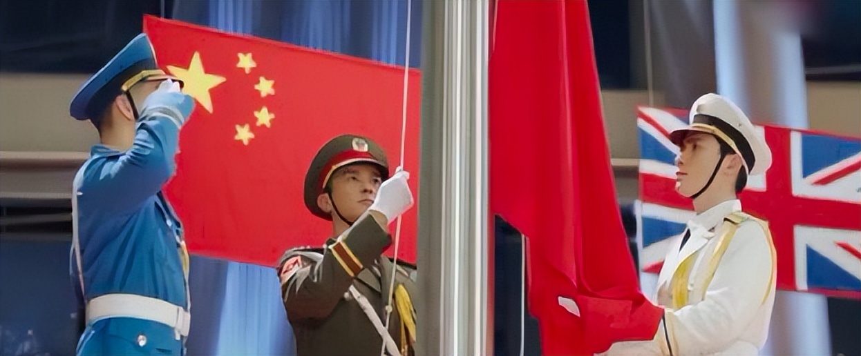 摘皇家警徽，无误差手表，放5次烟花，8部细节拉满的回归题材电影